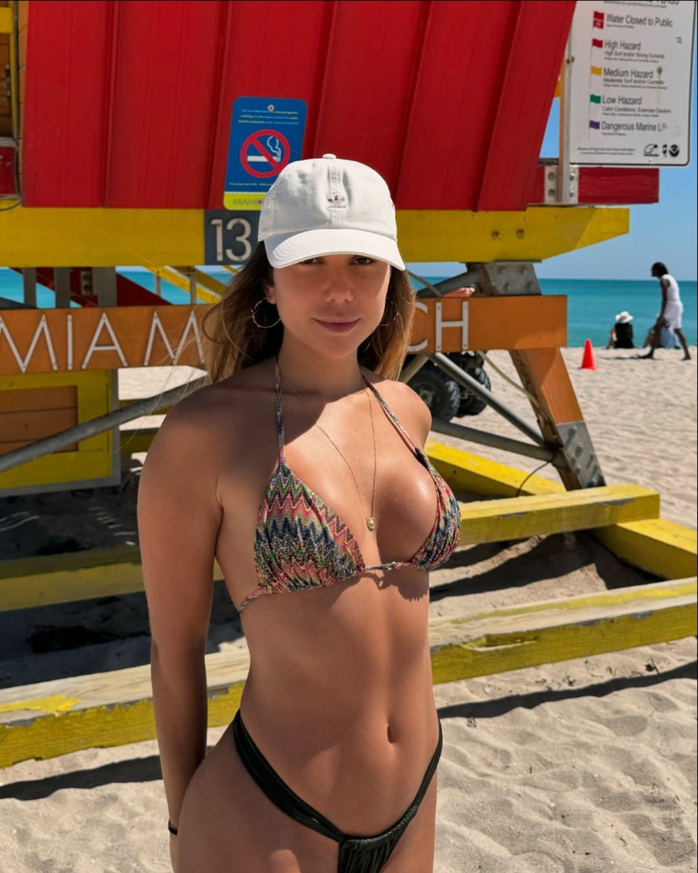 Carolina Portaluppi esbanja beleza ao renovar o bronzeado em praia de Miami — Foto: Reprodução/Instagram