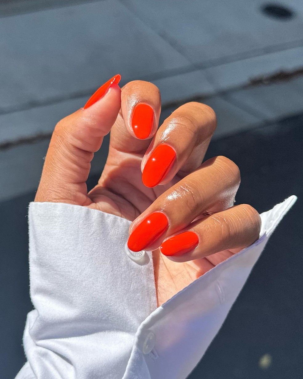 Cor laranja spritz para o outono 2026 — Foto: Reprodução/Instagram @lolo.nailedit