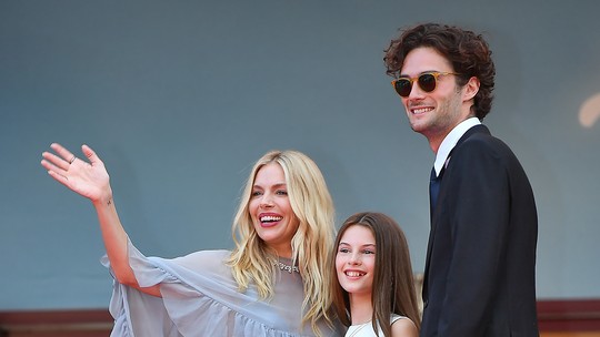 Sienna Miller cruza tapete vermelho de Cannes acompanhada da filha e do namorado Oli Green