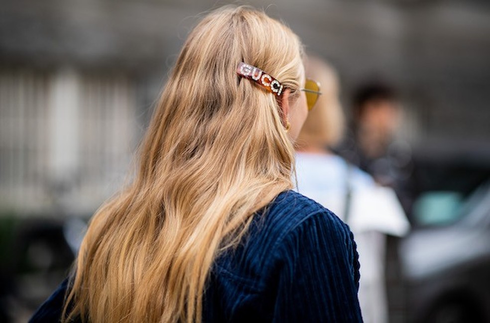 Presilha de cabelo da Gucci no street style (Foto: Imaxtree) — Foto: Vogue