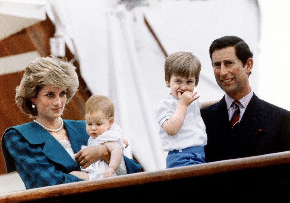 Princess Diana and Prince Charles pose with their sons Princes Harry and William on board royal yacht Britannia during their visit to Venice, Italy, 6th May 1985. (Photo by Mirrorpix/Getty Images) (Foto: Getty Images) — Foto: Vogue