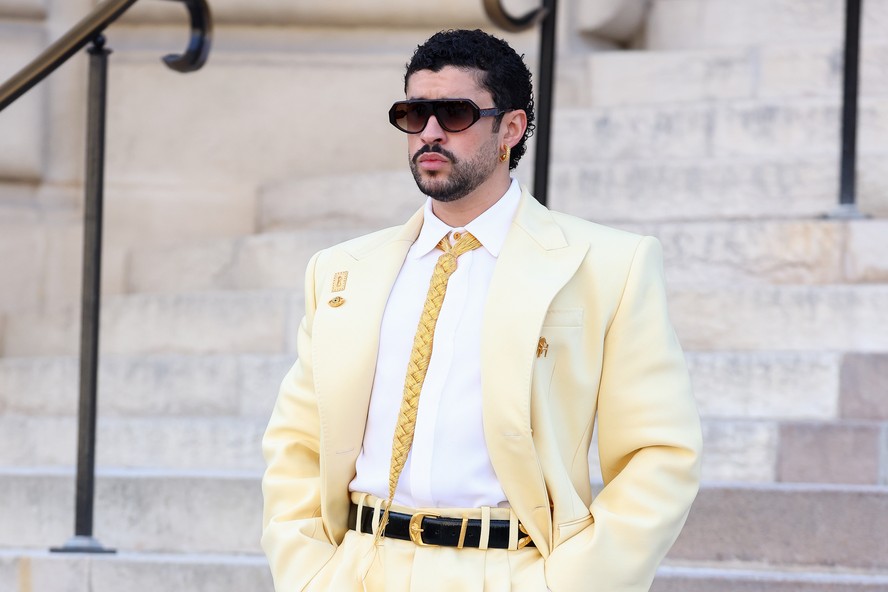 Bad Bunny brilha com alfaiataria sob medida no desfile da Schiaparelli ...