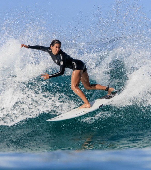 Sophia Medina exibe novo momento de surfe: 