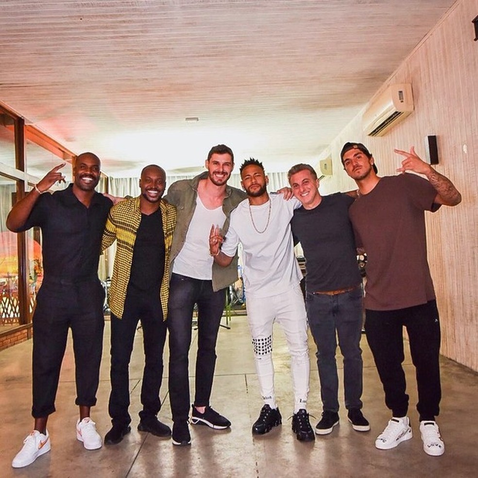 Foto: Neymar revelou nas redes sociais que ouviu a música 'Ponto Fraco',  regravação do hit do amigo Thiaguinho pela banda Di Propósito, de Brasília  - Purepeople