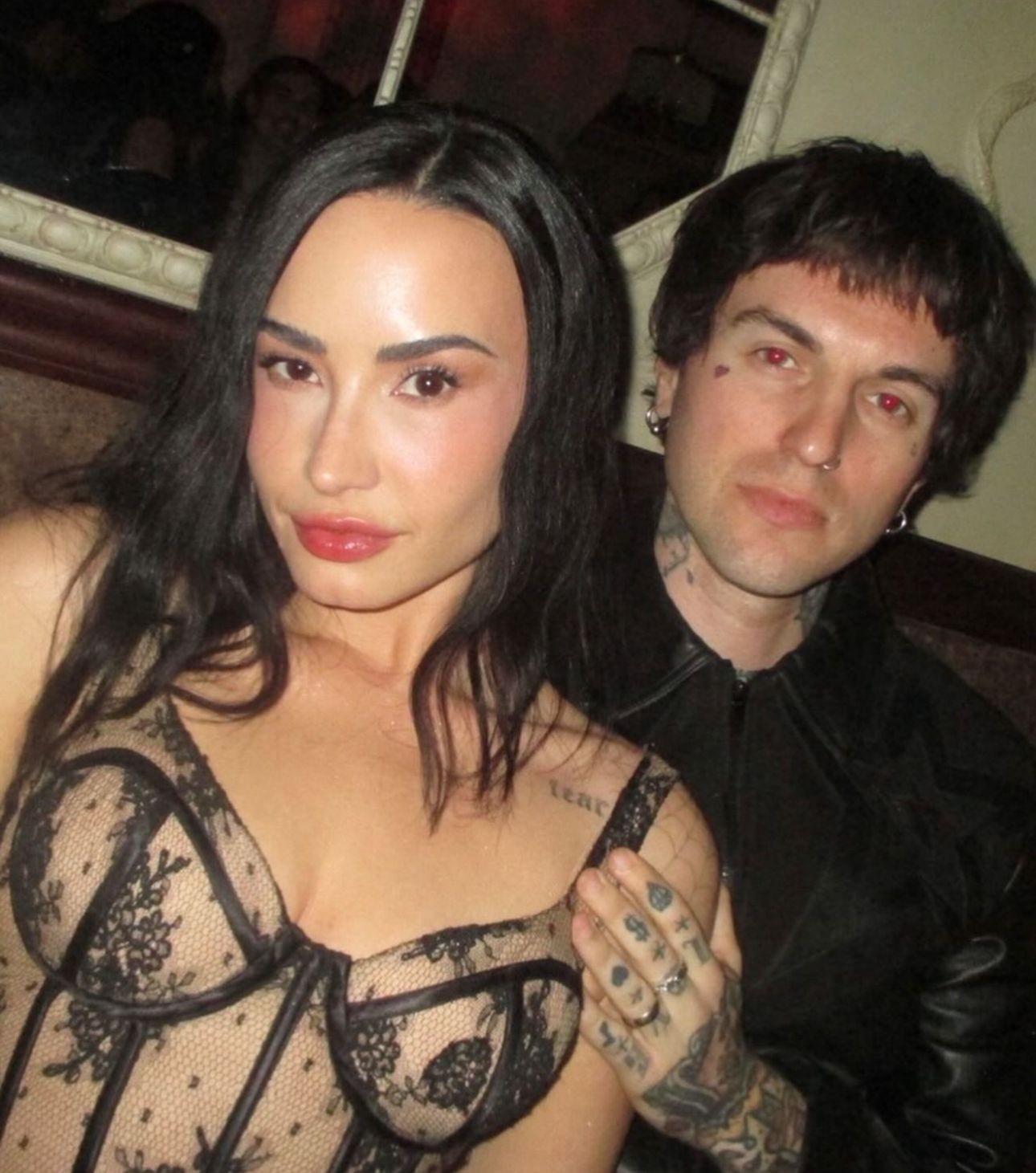 Demi Lovato abre álbum de fotos em Barcelona e celebra anive