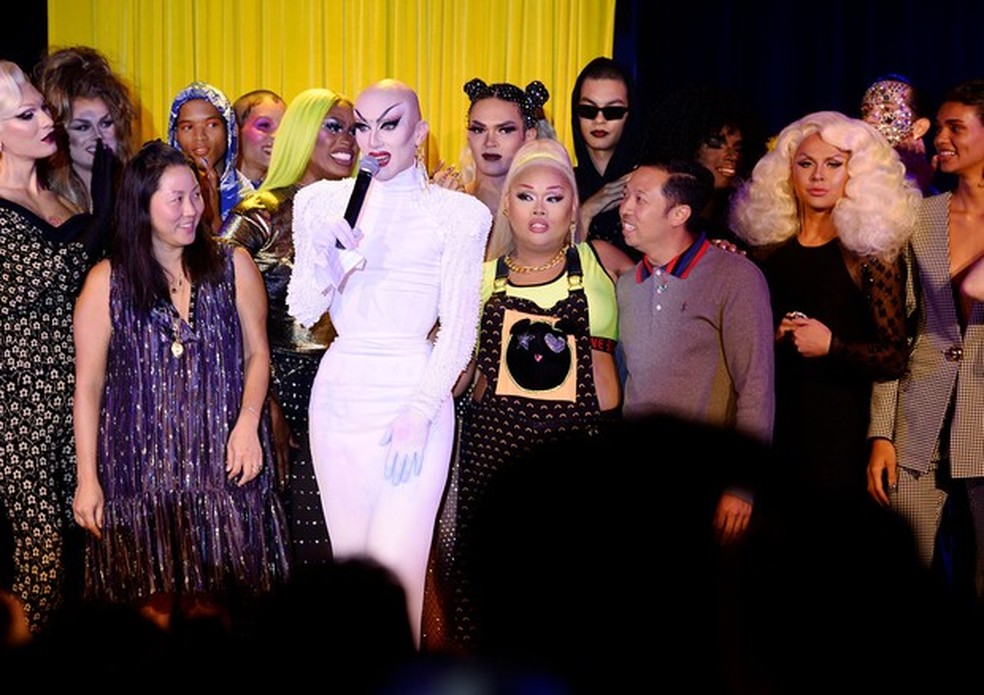 O rico intercâmbio entre a moda e a cultura gay – dos sotaques andróginos na Givenchy à homenagem plena da Erdem a dois travestis vitorianos (Foto: Divulgação) — Foto: Vogue