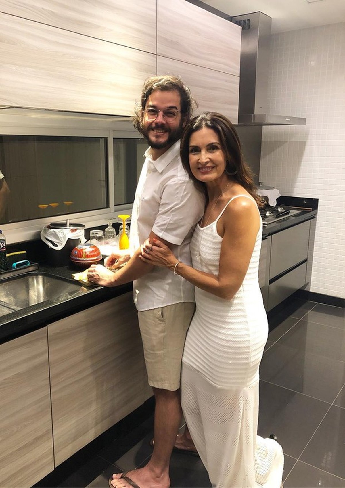 Tulio Gadelha e Fátima Bernardes posam juntos na cozinha