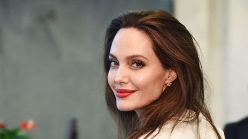 Por que Angelina Jolie está apoiando legislação para uma indústria da moda mais sustentável