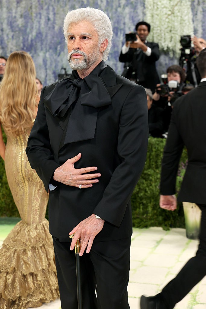 Bad Bunny surge irreconhecível no Met Gala