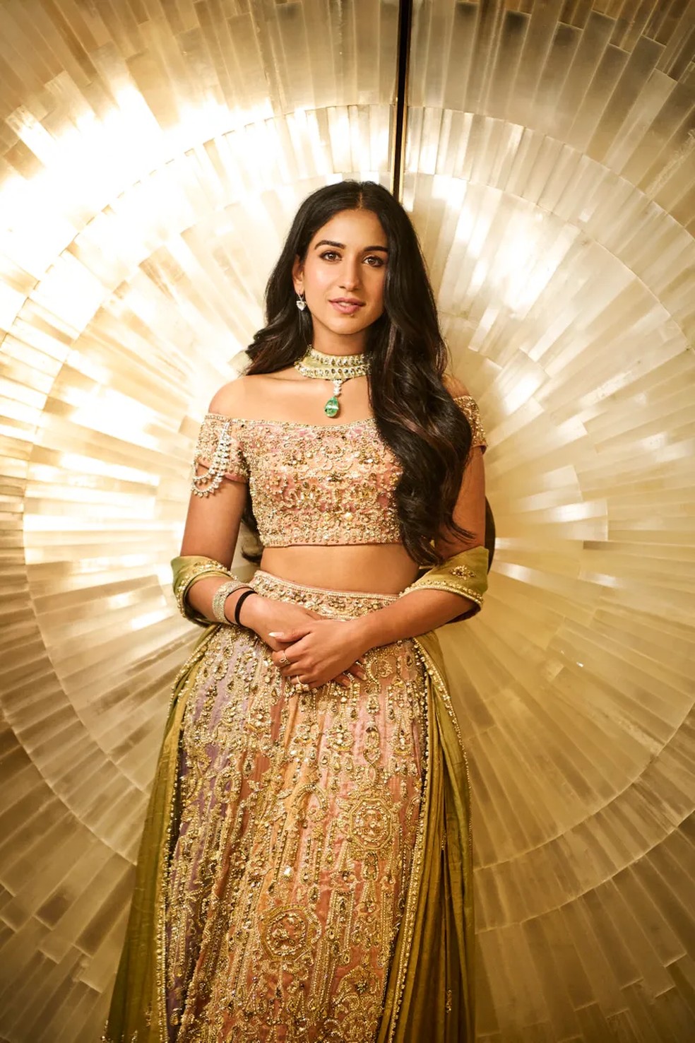 "Para o sangeet, que envolve a apresentação de coreografias de dança ensaiadas no palco, eu queria causar uma impressão duradoura. Procurei costureiros indianos lendários em busca de dois looks distintos. Para minhas apresentações de dança, usei uma roupa de cristal deslumbrante de Abu Jani Sandeep Khosla" — Foto: Signe Vilstrup