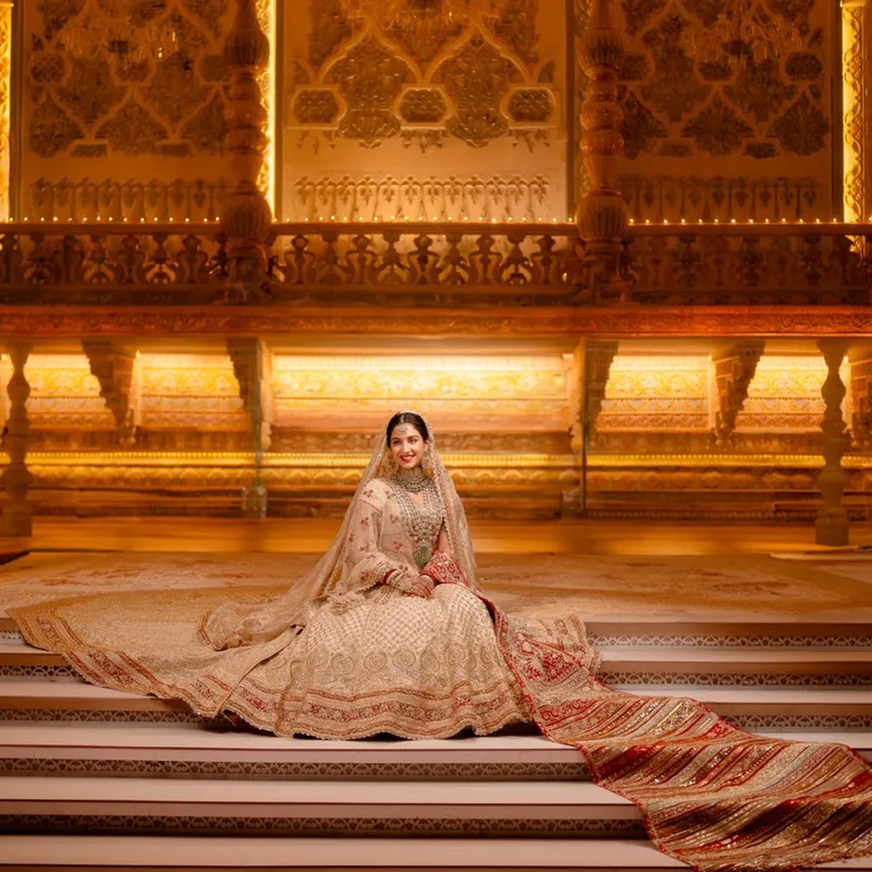 "Para o dia do meu casamento, escolhi um look de alta-costura único de Abu Jani e Sandeep Khosla" — Foto: Joseph Radhik