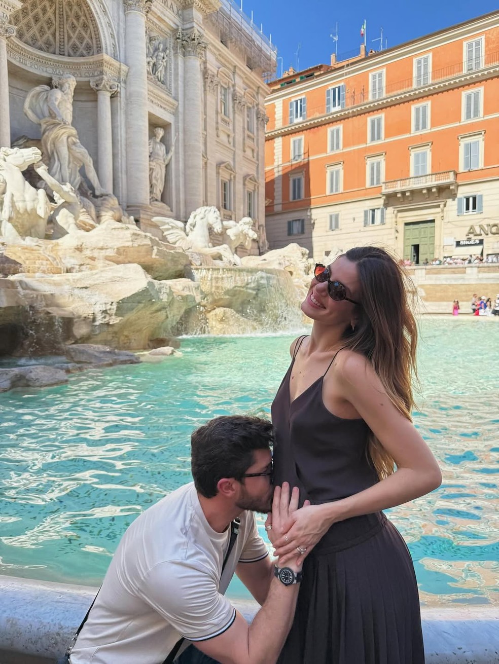 Klebber Toledo beija barriga de Camila Queiroz — Foto: Reprodução/Instagram