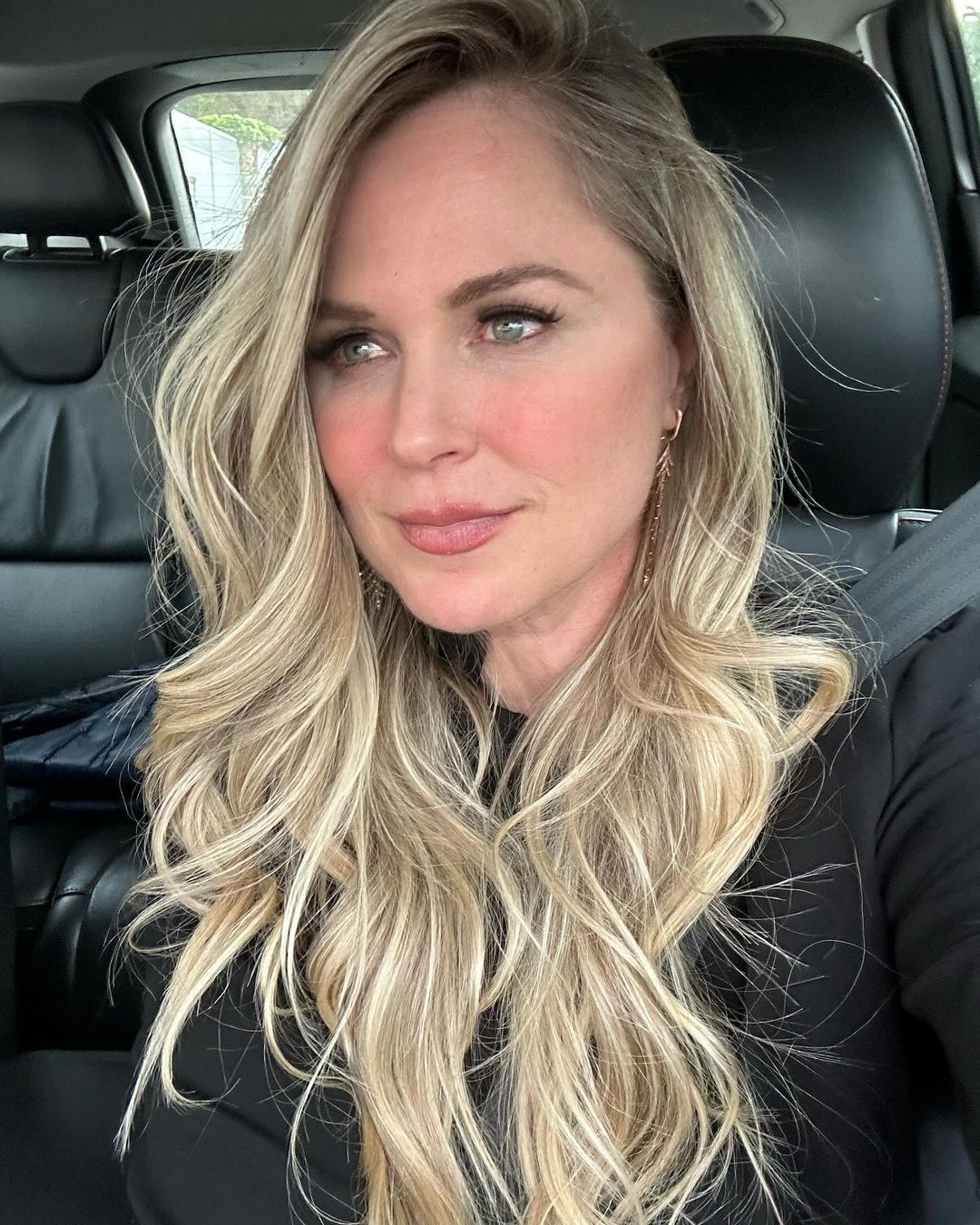 Susana Werner ganha buquê de flores e bolsa de luxo ao celebrar 24 anos de casamento com Julio Cesar