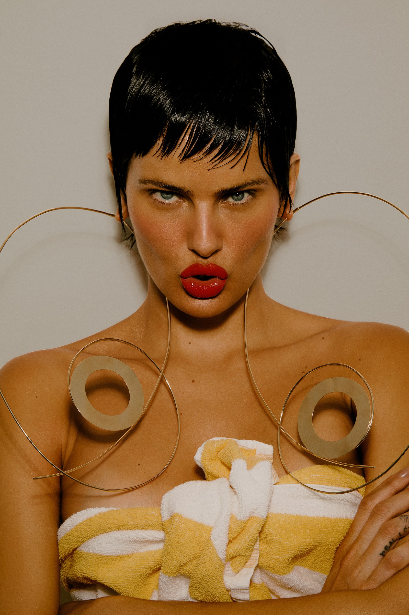 Isabeli Fontana na Vogue de Janeiro 2023  — Foto: Arquivo Vogue/ Lufré