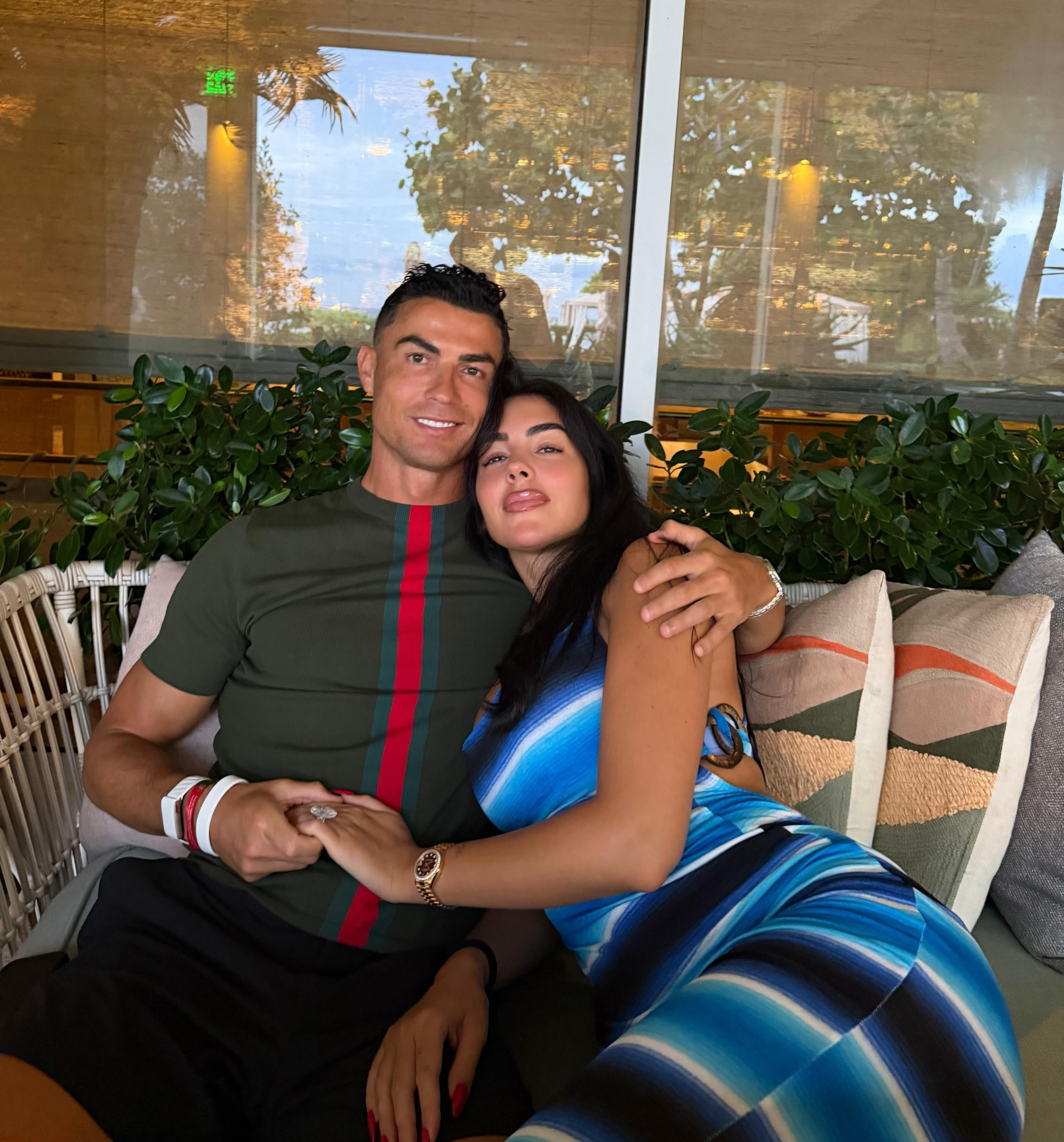 Multidão cerca igreja à espera de Cristiano Ronaldo e Georgina; craque se diverte com o engano dos fãs