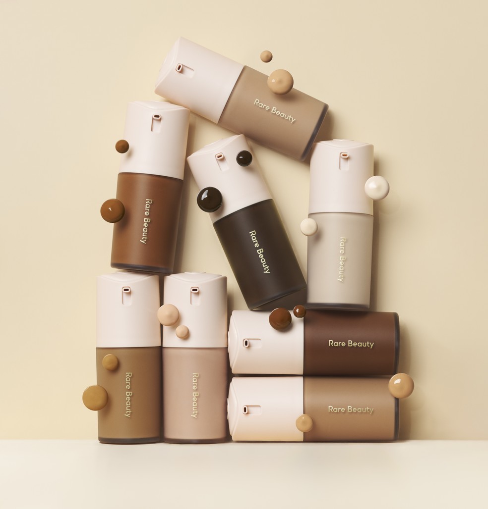 Base True to Myself Natural Matte Longwear Foundation, Rare Beauty — Foto: Divulgação