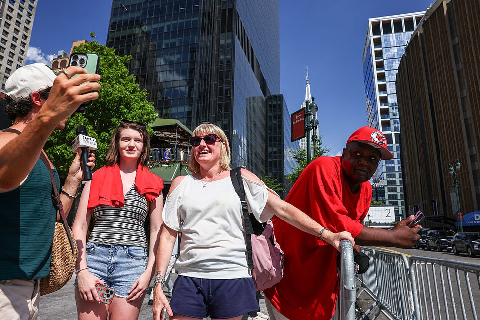 Fãs se aglomeram na porta do Madison Square Garden — Foto: GettyImages