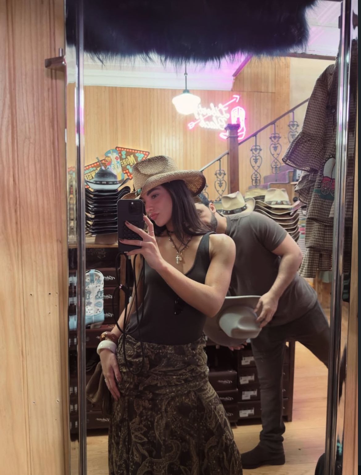 Gabriela Versiani elege look "cowgirl" e abre álbum de viagem com Murilo Huff nos Estados Unidos