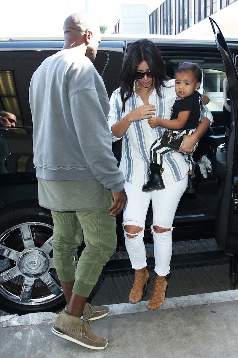 North West chega ao aeroporto com os pais Kanye West e Kim Kardashian (Foto: Splash News/AKM-GSI ) — Foto: Vogue