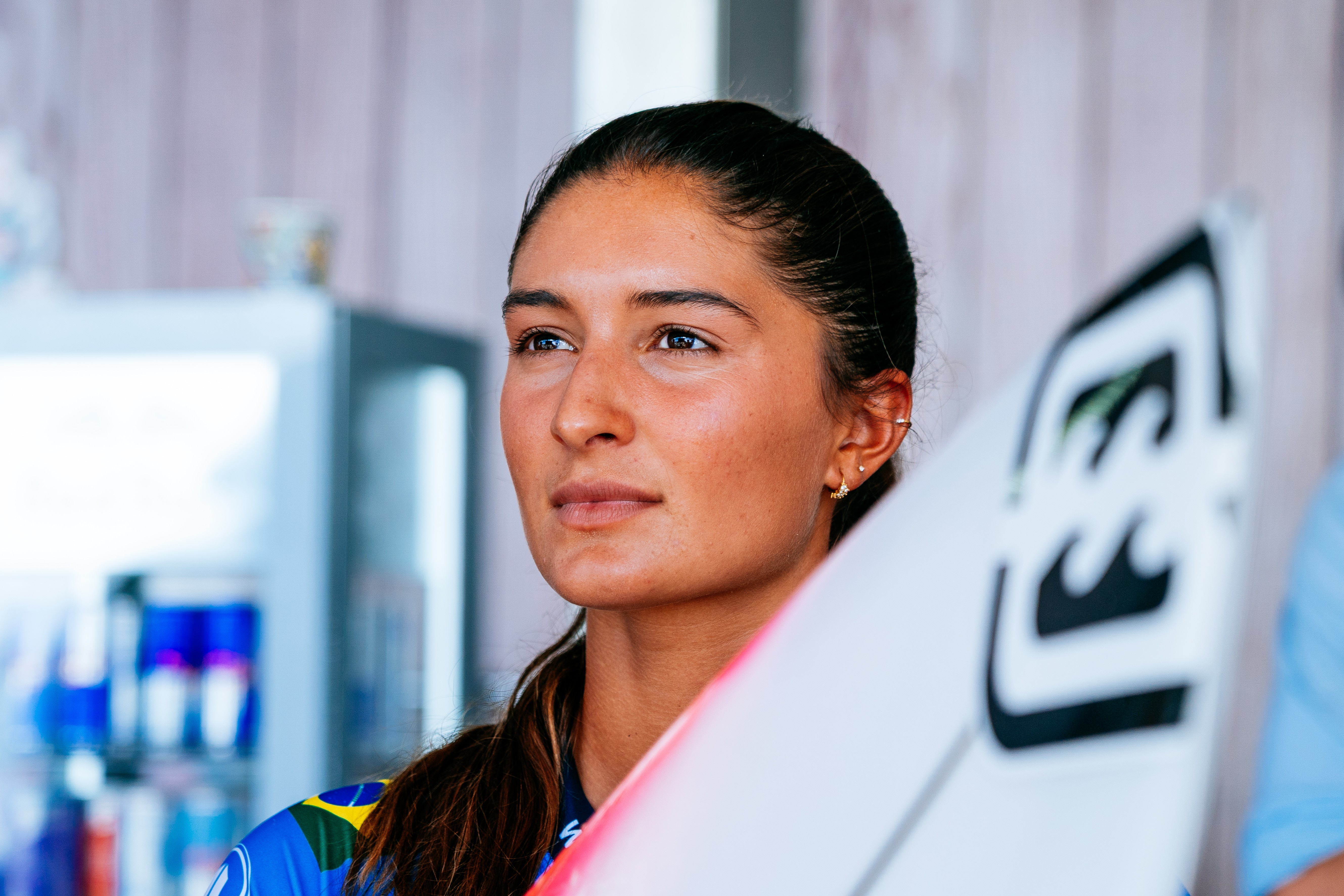 Conheça Luana Silva, a surfista que lidera o ranking mundial e sonha ...