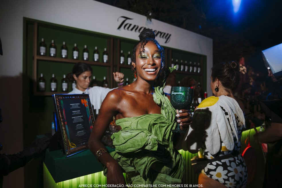 O look da modelo Talita Oliveira também deu match com a garrafa de Tanqueray — Foto: Divulgação