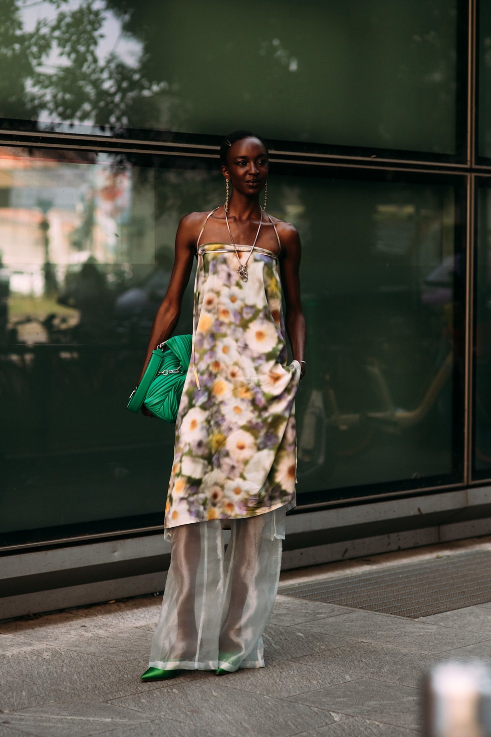 Vestido boho floral no street style — Foto: Launchmetrics Spotlight