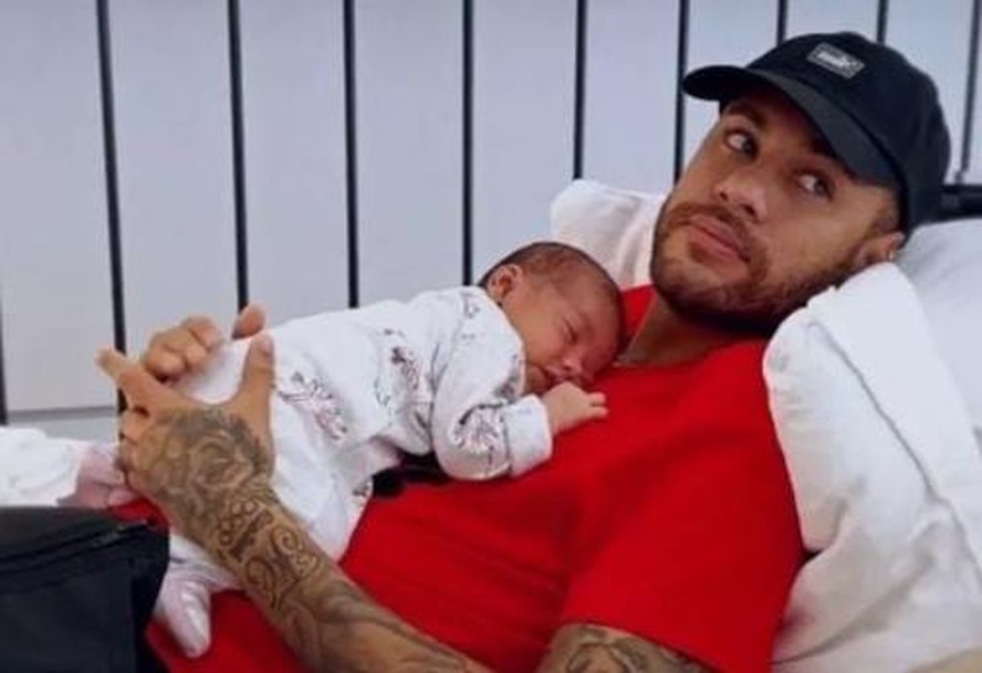 Em recuperação, Neymar mostra momento com a filha Mavie: "Só dorme assim" |  Celebridades | Vogue