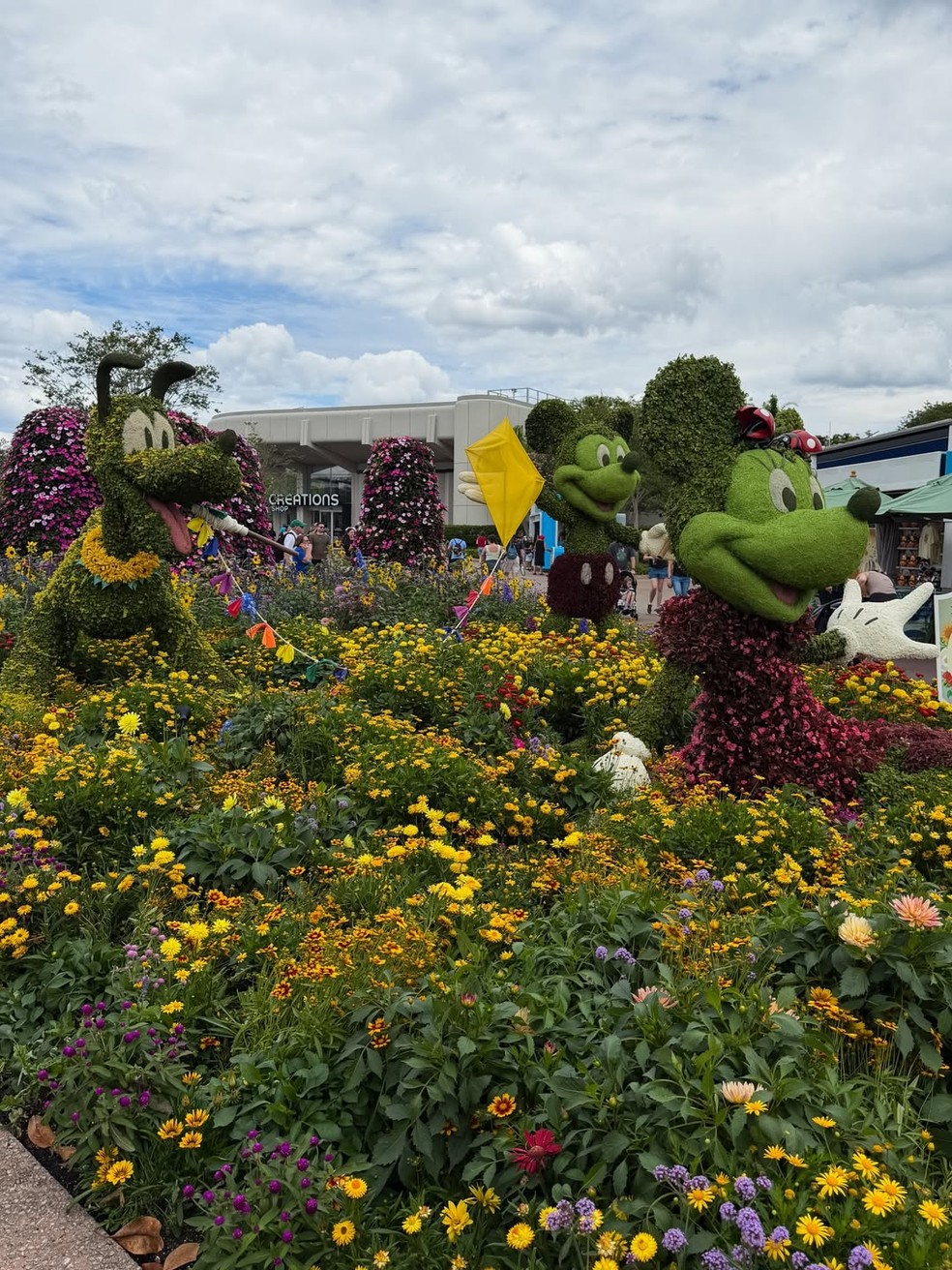Grávida, filha de Cesar Filho e Elaine Mickely posa na Disney — Foto: Reprodução/Instagram