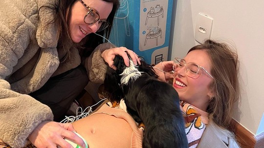 Duda Reis escuta o coração de sua filha durante gestação