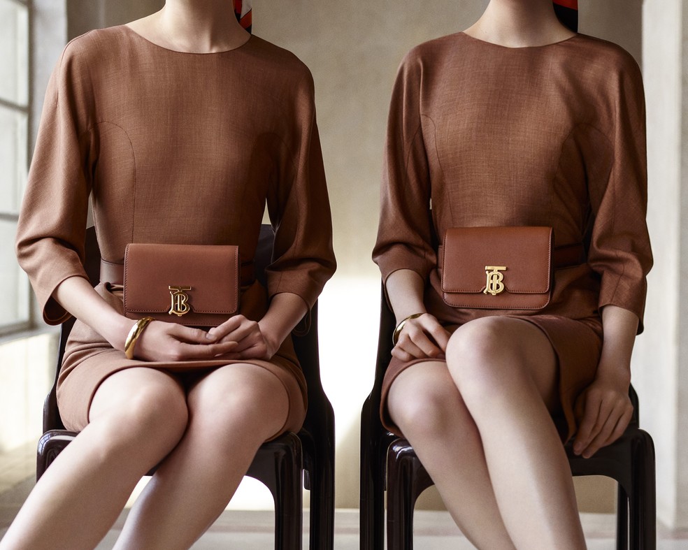 Novas vers es da TB atual bolsa hit da Burberry chegam ao Brasil