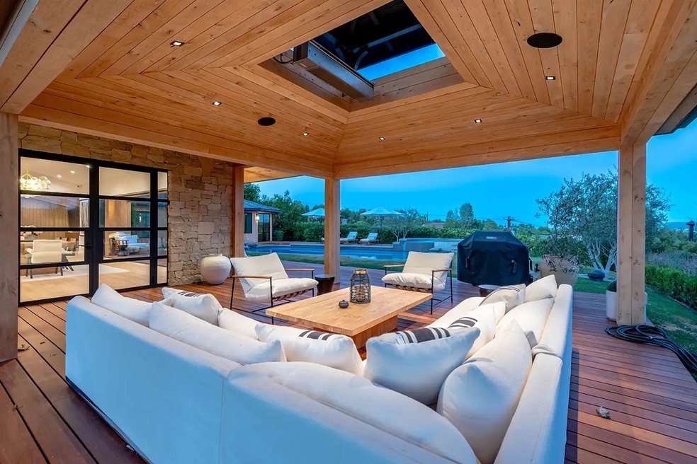 Casa de Betsey Johnson em Hidden Hills, Califórnia — Foto: Jeff Elson