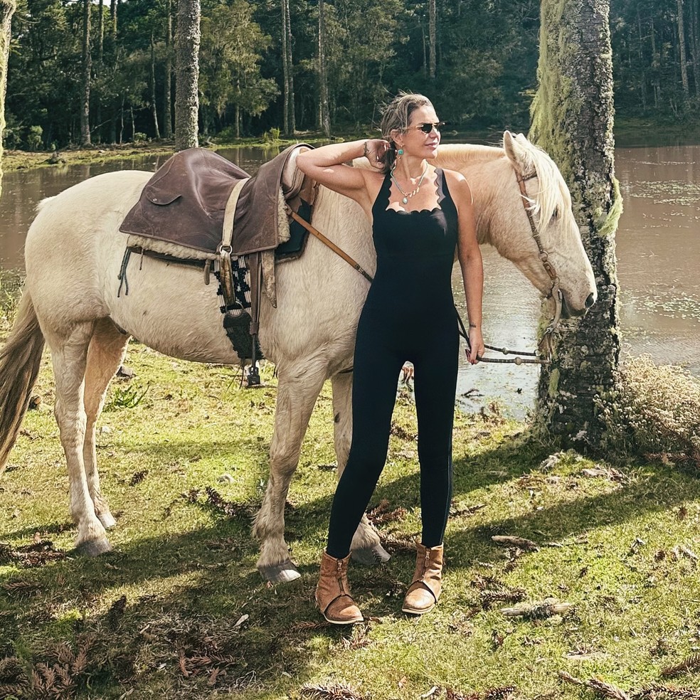 Katia Aveiro faz charme ao fazer ensaio com cavalo — Foto: reprodução/instagram