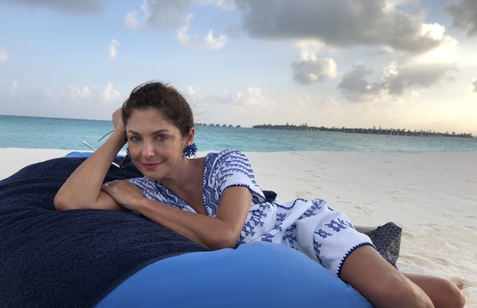 Pôr do Sol: Camilla Guebur em um pic nic ao entardecer em uma das ilhas próximas ao Six Senses Laamu (Foto: arquivo pessoal/Camilla Guebur) — Foto: Vogue