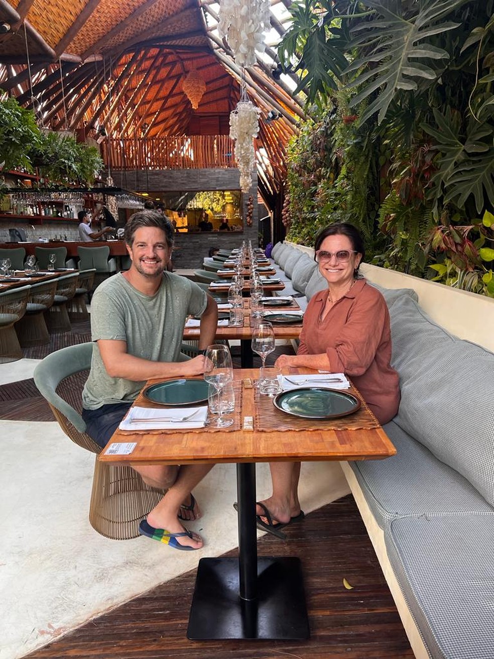 O chef Hervé Witmeur e a colunista de lifestyle Rosa Moraes no restaurante Éllo em Jericoacoara — Foto: Arquivo pessoal