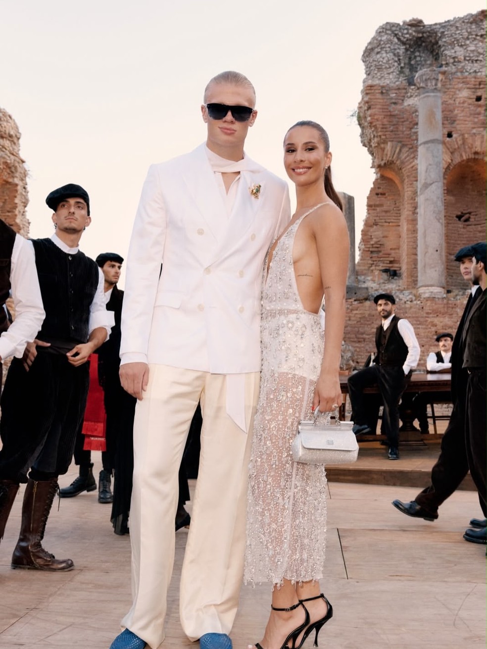 Erling Haaland e a namorada, Isabella Haugseng Johansen, compareceram ao desfile da Dolce & Gabbana — Foto: Reprodução/Instagram