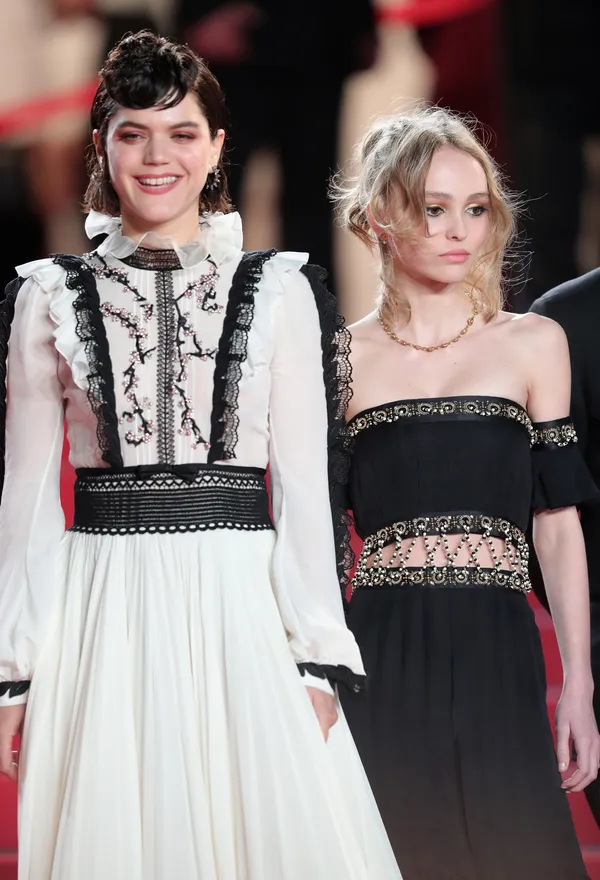 Lily Rose Depp, filha de Johnny Depp, estreia (magérrima) no