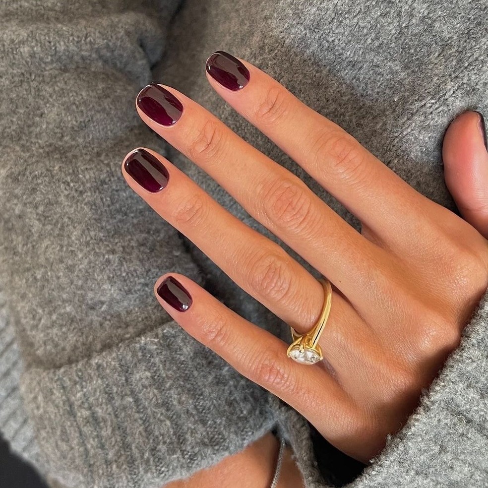 Cor berinjela profundo para o outono 2026 — Foto: Instagram Reprodução @meganmargotevans