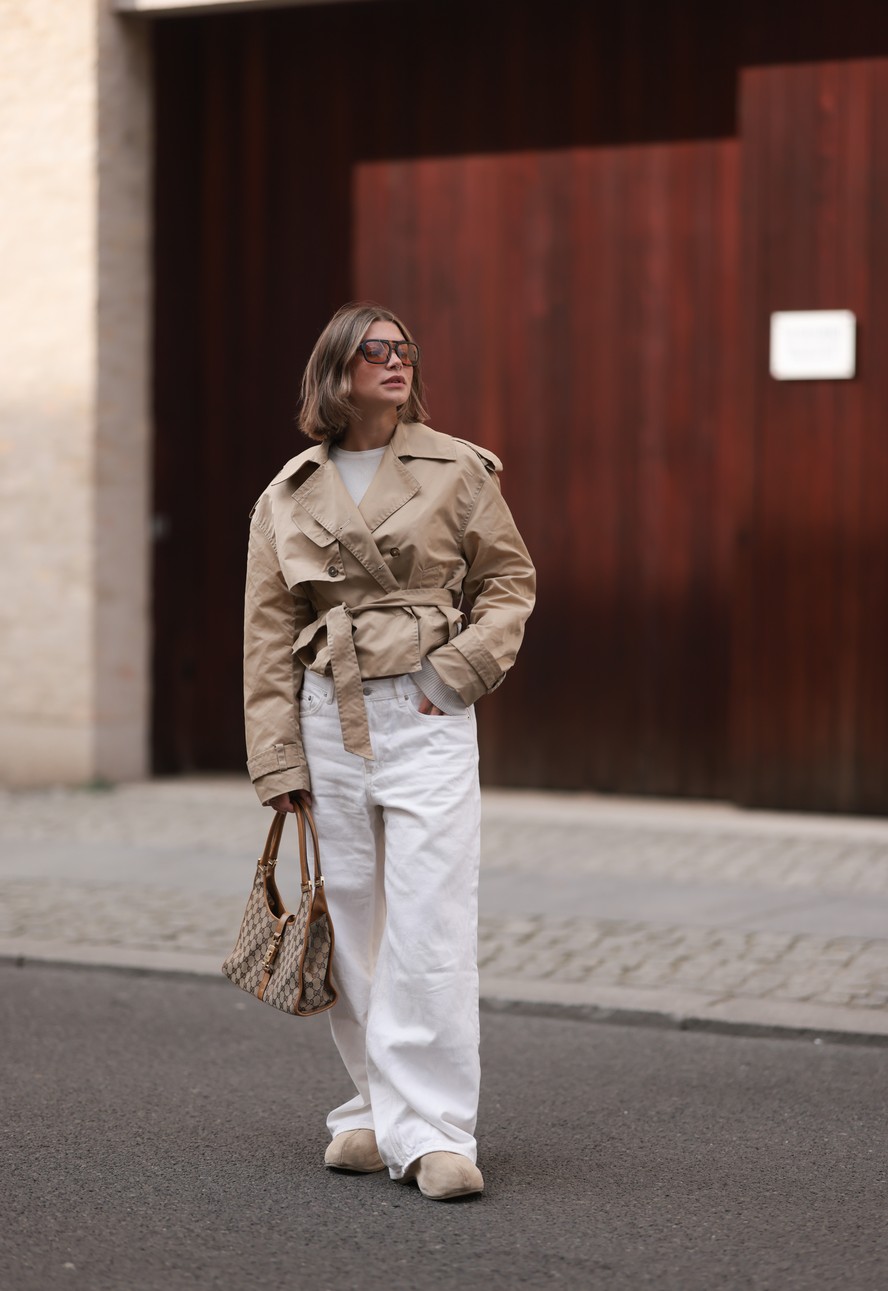 O trench coat cropped segue como tendência em 2026: 8 modelos que
