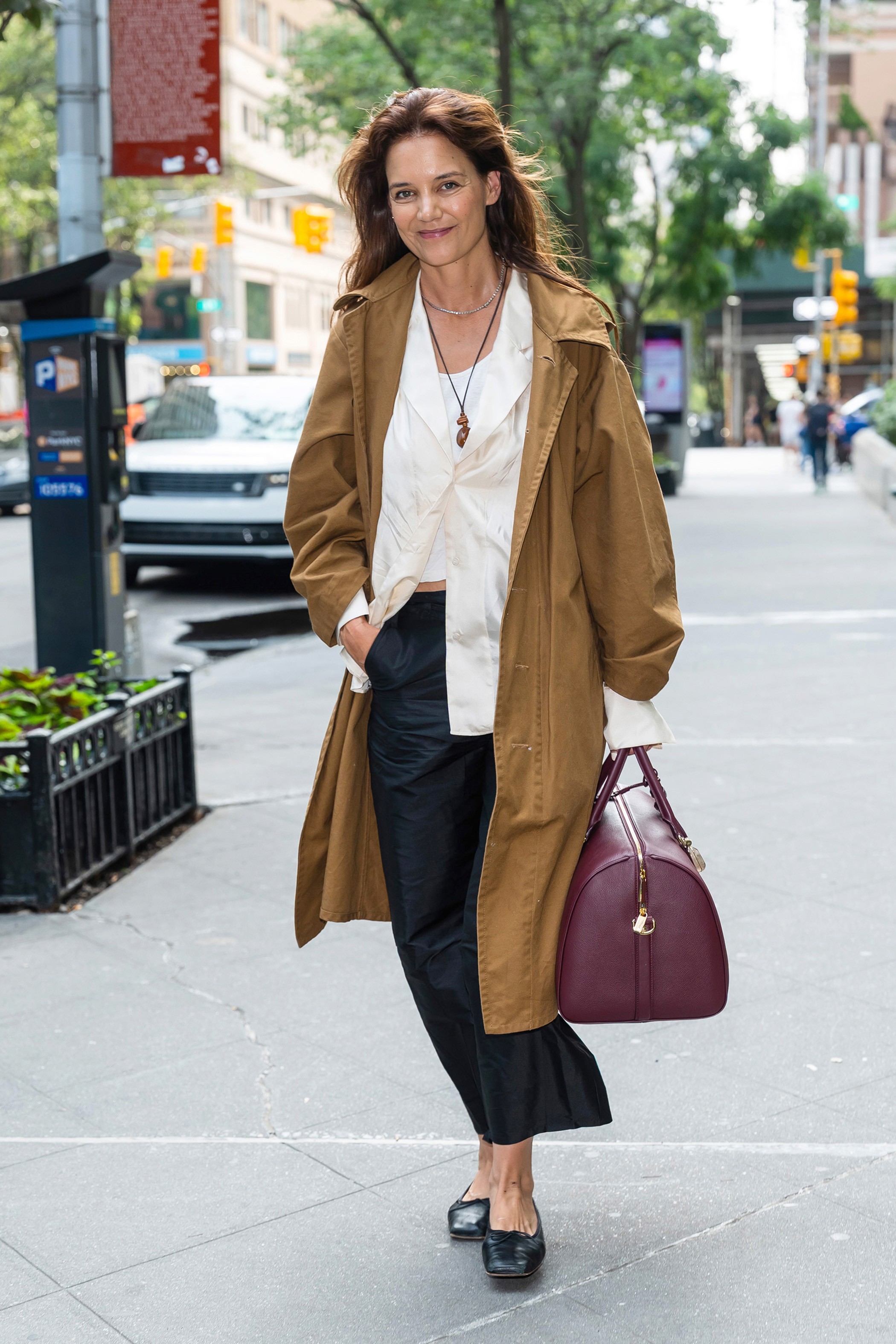 Katie Holmes aposta em visual renovado e entra na tendência do loiro para a primavera