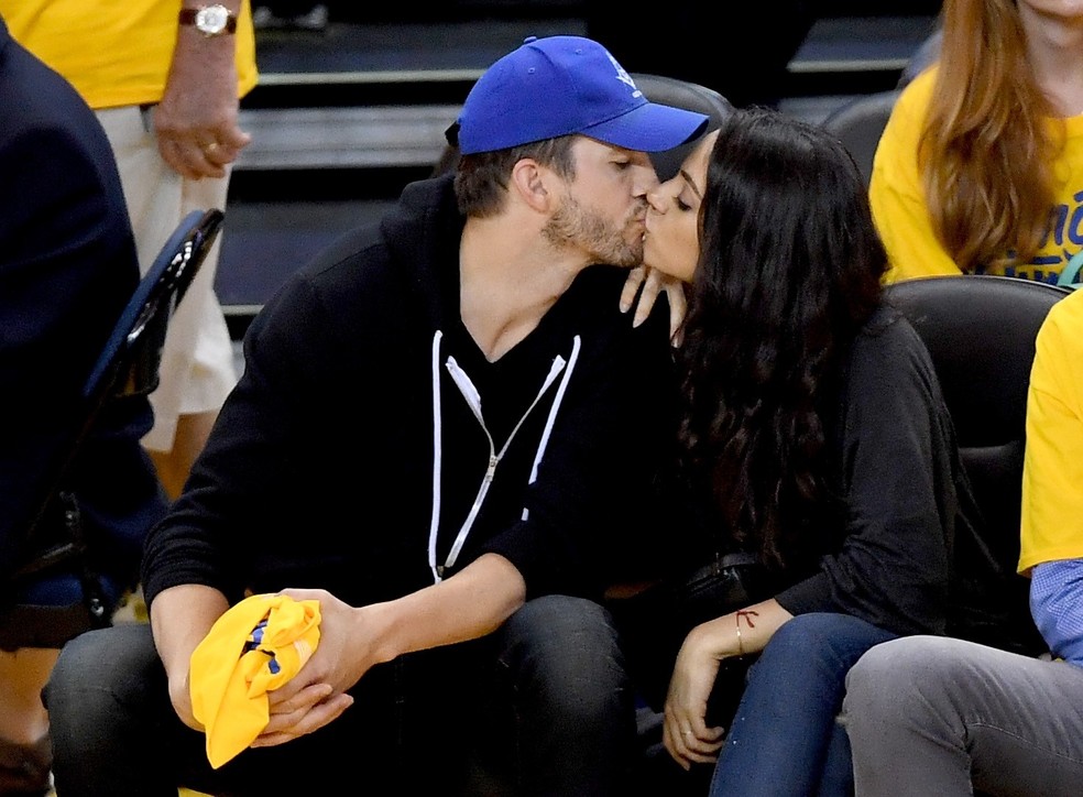 Mila Kunis e Ashton Kutcher no começo do mês de junho (Foto: Getty Images) — Foto: Vogue