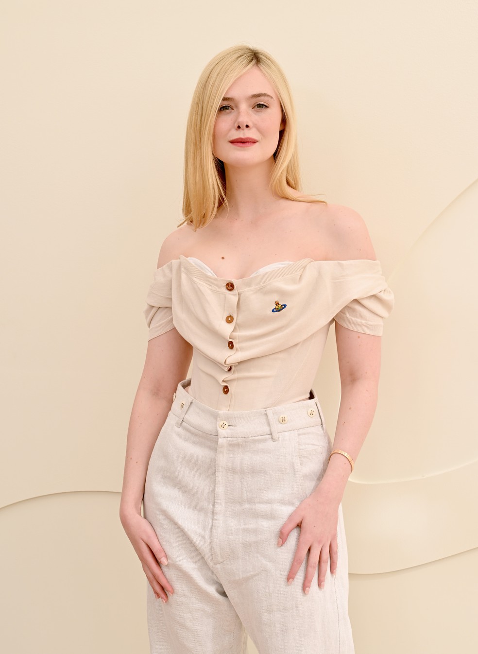 Elle Fanning com corset original Vivienne Westwood, no início de fevereiro. — Foto: Getty Images
