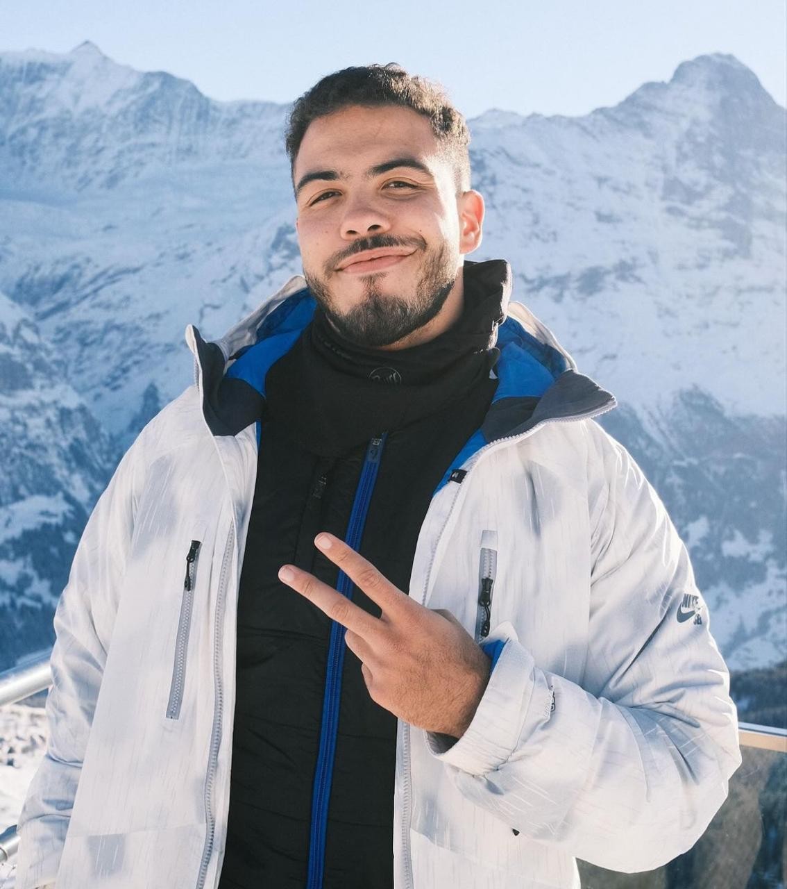 Ronald exibe cliques em topo de montanha na Suíça