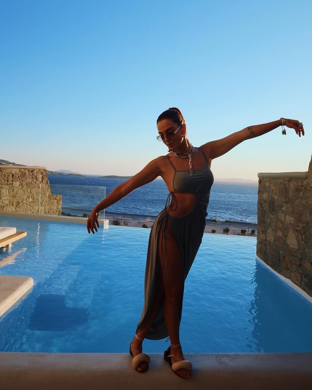 Giovanna Lancellotti abre álbum de viagem a Mykonos, na Grécia