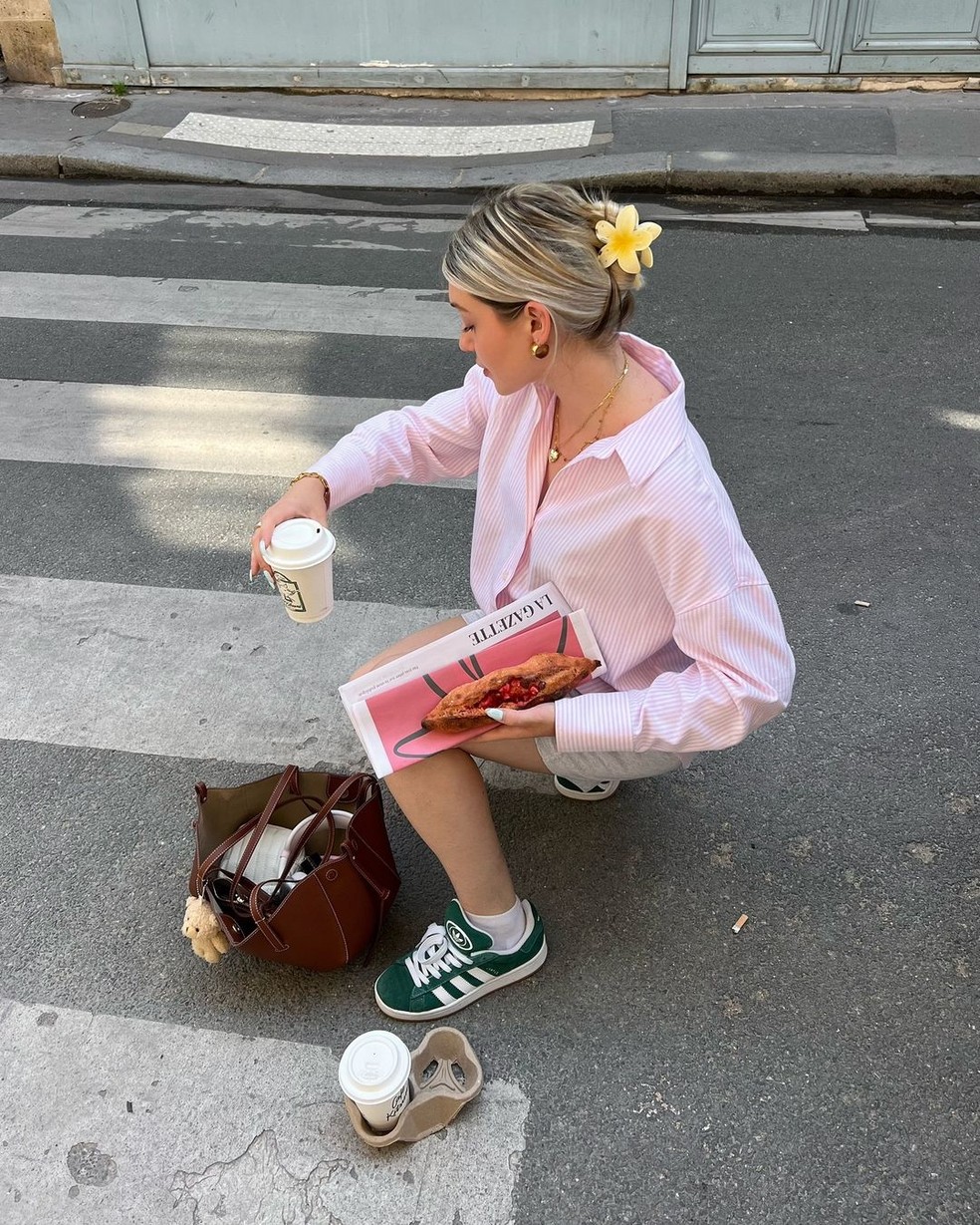 Presilha de flor é a tendência de beleza do momento — Foto: Reprodução Instagram