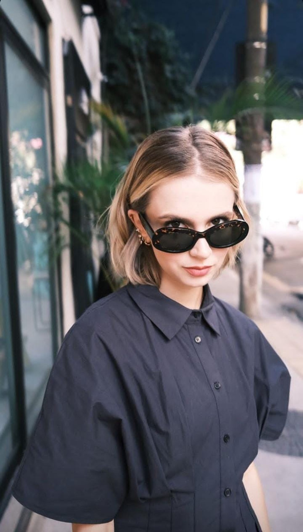 Isa Scherer posa com look all black em ensaio encantador