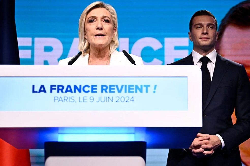 A líder da extrema-direita francesa Marie Le Pen e seu protegido Jordan Bardella em um comício em Paris em 9 de junho de 2024 — Foto: GettyImages