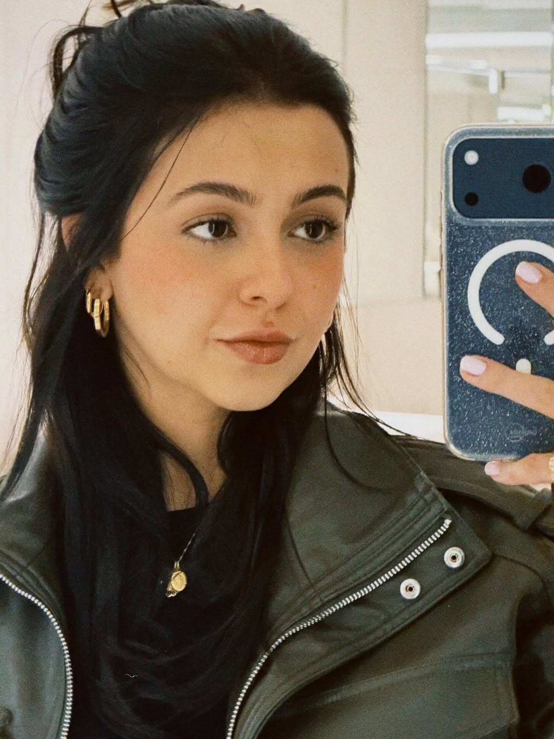 Klara Castanho posa em selfie no espelho e recebe chuva de elogios dos fãs