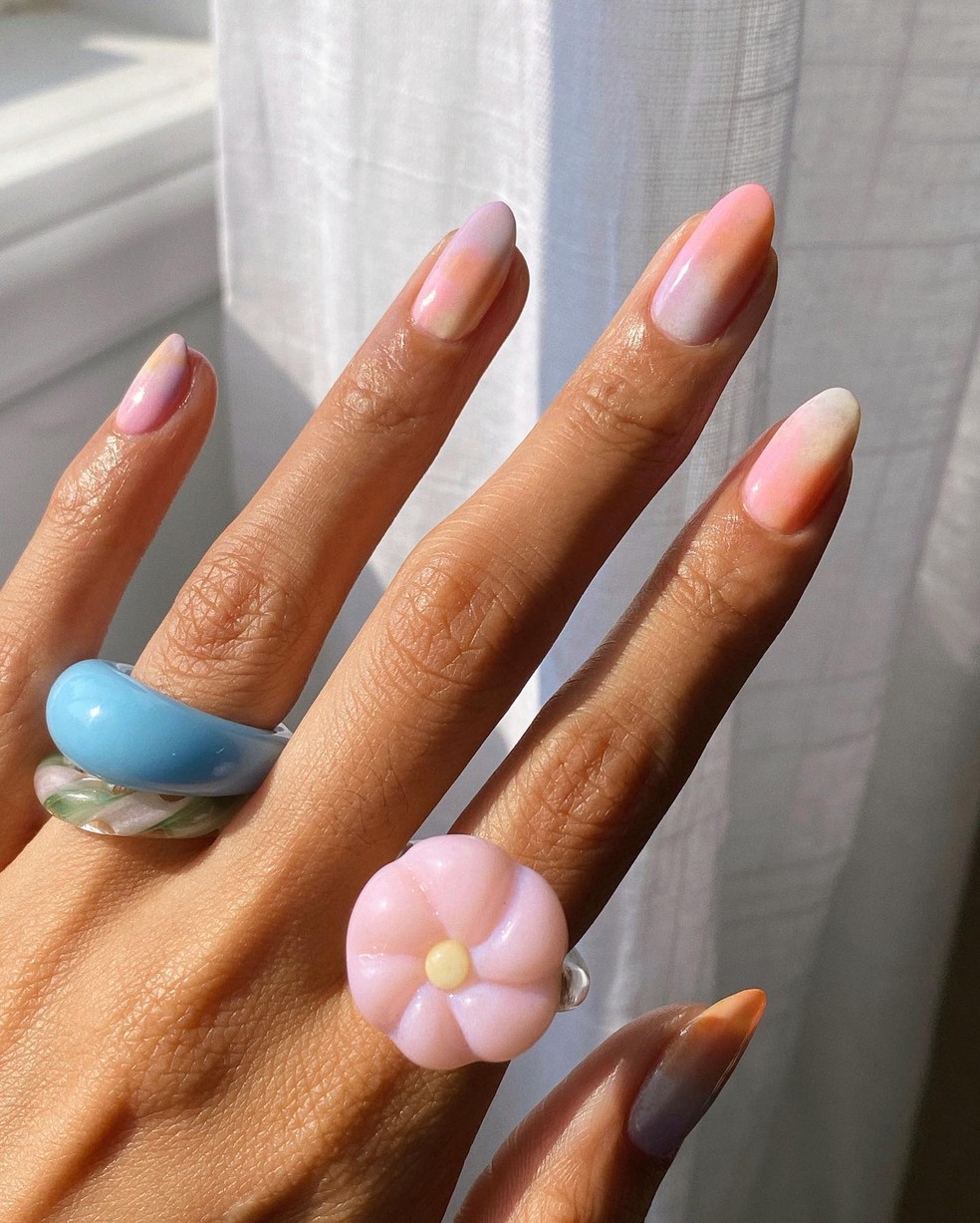 Nail art com a cor do ano de 2024 da Pantone: Peach Fuzz — Foto: @overglowedit