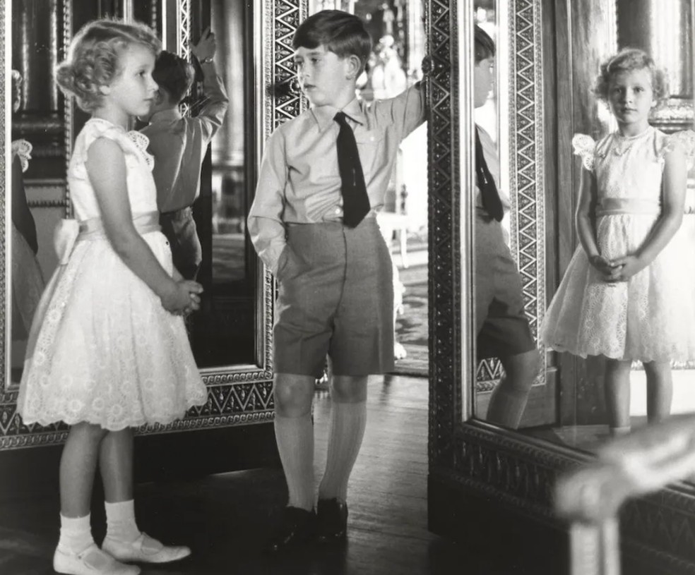 Uma jovem princesa Anne e o rei Charles, fotografados por Lord Snowdon como parte de uma série para marcar o oitavo aniversário do príncipe Coron — Foto: reprodução/BBC