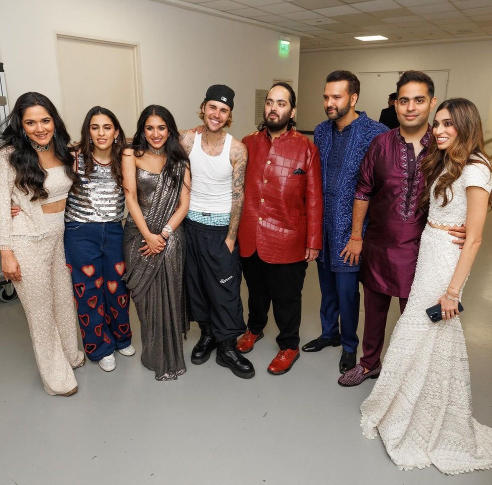 Justin Bieber com Anant Ambani, Radhika Merchant e os familiares dos noivos — Foto: Reprodução/Instagram